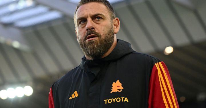 UDINE, ITALY - APRIL 25: Daniele De Rossi head coach of AS Roma during the Serie A TIM match between Udinese Calcio and AS Roma at Dacia Arena on April 25, 2024 in Udine, Italy. (Photo by Alessandro Sabattini/Getty Images)