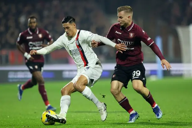 SALERNO, ITALY - DECEMBER 22: Tijjani Reijnders of AC Milan battles for possession with Mateusz Legowski of US Salernitana during the Serie A TIM match between US Salernitana and AC Milan at Stadio Arechi on December 22, 2023 in Salerno, Italy. (Photo by Francesco Pecoraro/Getty Images)