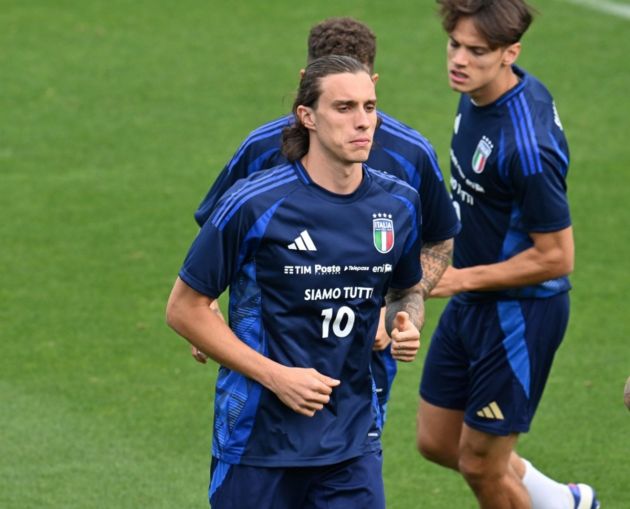 epa11387926 Riccardo Calafiori of Italy attends a training session in Coverciano, Florence, 03 June 2024. The jersey that the players wear in today’s training bears the words 'We are all 10', the number that distinguished the great Italian fantasists Francesco Totti, Roberto Baggio, Alessandro Del Piero, Giancarlo Antognoni and Gianni Rivera. The initiative, which stems from an idea of coach Luciano Spalletti, is aimed at 'to absorb the belonging and importance of the Italian National team jersey to the players'. Italy will face Turkey on 04 June in their international friendly soccer match in preparations for the UEFA EURO 2024 that will be held in Germany starting on 14 June. EPA-EFE/CLAUDIO GIOVANNINI