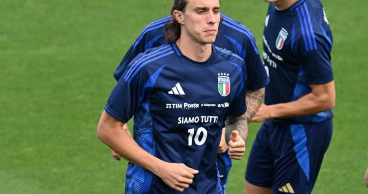 epa11387926 Riccardo Calafiori of Italy attends a training session in Coverciano, Florence, 03 June 2024. The jersey that the players wear in today’s training bears the words 'We are all 10', the number that distinguished the great Italian fantasists Francesco Totti, Roberto Baggio, Alessandro Del Piero, Giancarlo Antognoni and Gianni Rivera. The initiative, which stems from an idea of coach Luciano Spalletti, is aimed at 'to absorb the belonging and importance of the Italian National team jersey to the players'. Italy will face Turkey on 04 June in their international friendly soccer match in preparations for the UEFA EURO 2024 that will be held in Germany starting on 14 June. EPA-EFE/CLAUDIO GIOVANNINI