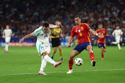 GELSENKIRCHEN, GERMANY - JUNE 20: Federico Chiesa of Italy is challenged by Fabian Ruiz of Spain during the UEFA EURO 2024 group stage match between Spain and Italy at Arena AufSchalke on June 20, 2024 in Gelsenkirchen, Germany. (Photo by Kevin C. Cox/Getty Images)