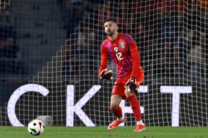 BOLOGNA, ITALY - JUNE 04: Guglielmo Vicario of Italy in action during International Friendly match between Italy and Turkiye at Renato Dall'Ara Stadium on June 04, 2024 in Bologna, Italy. (Photo by Claudio Villa/Getty Images)