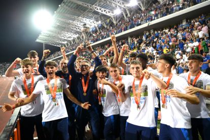 EMPOLI, ITALY - JUNE 09: Team of Italy U17 celebrate the victory of UEFA European Under 17-Championship 2023/2024 before an International Friendly match  between Italy and Bosnia & Herzegovina at Stadio Carlo Castellani on June 09, 2024 in Empoli, Italy.  (Photo by Claudio Villa/Getty Images)