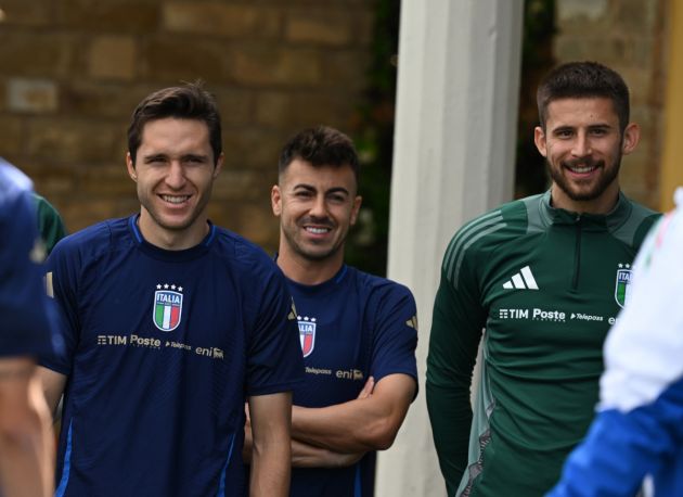 FLORENCE, ITALY - JUNE 01: Federico Chiesa, Stephan El Shaarawy and Guglielmo Vicario of Italy smile during a Italy training session at Centro Tecnico Federale di Coverciano on June 01, 2024 in Florence, Italy. (Photo by Claudio Villa/Getty Images)