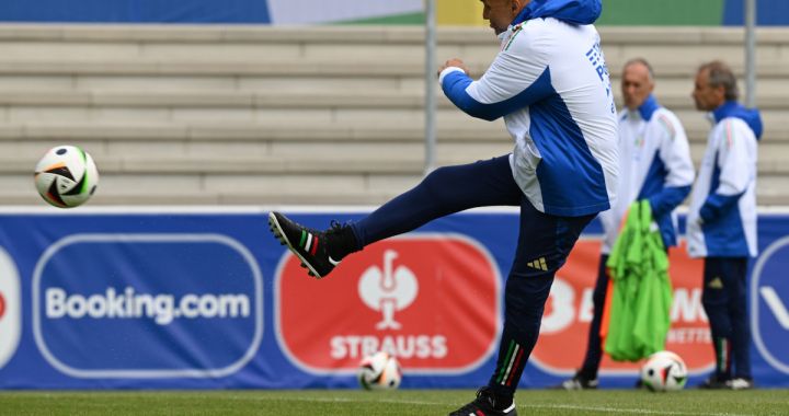 ISERLOHN, GERMANY - JUNE 12: Head coach of Italy Luciano Spalletti reacts during an Italy training session at Hemberg-Stadion on June 12, 2024 in Iserlohn, Germany. (Photo by Claudio Villa/Getty Images for FIGC)