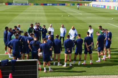 GELSENKIRCHEN, GERMANY - JUNE 19: Head coach of Italy Luciano Spalletti speaks with players before a Italy training session at Arena AufSchalke on June 19, 2024 in Gelsenkirchen, Germany. (Photo by Claudio Villa/Getty Images for FIGC)