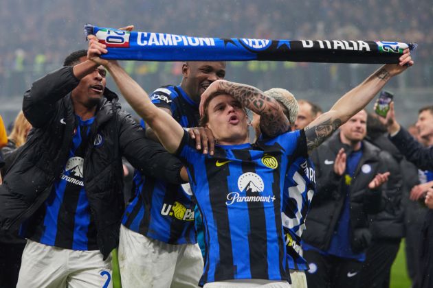 MILAN, ITALY - APRIL 22: Nicolò Barella of FC Internazionale celebrates winning the Serie A TIM title after winning the Serie A TIM match between AC Milan and FC Internazionale at Stadio Giuseppe Meazza on April 22, 2024 in Milan, Italy. (Photo by Francesco Scaccianoce/Getty Images)