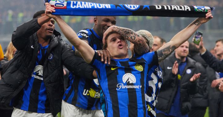 MILAN, ITALY - APRIL 22: Nicolò Barella of FC Internazionale celebrates winning the Serie A TIM title after winning the Serie A TIM match between AC Milan and FC Internazionale at Stadio Giuseppe Meazza on April 22, 2024 in Milan, Italy. (Photo by Francesco Scaccianoce/Getty Images)