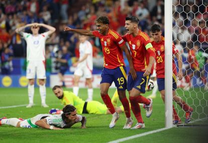 Gelsenkirchen, Jerman - 20 Juni: Riccardo calafiori dari Italia tampak sedih setelah mencetak gol sendiri dan gol pertama untuk Spanyol ketika Lamine Yamal, Alvaro Morata dan Pedri dari Spanyol merayakannya selama 2024 German4, SPAINAL INTERA dan Italia di Arena Aufschalke. (Foto oleh Kevin C. Cox/Getty Images)