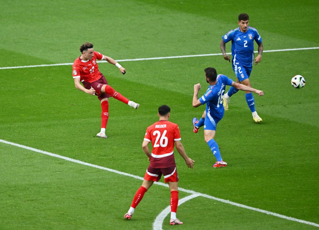 Video Switzerland double lead over Italy with Vargas' stunner