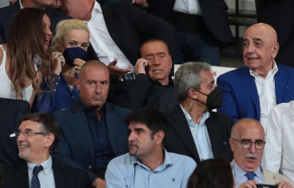 MONZA, Italia - 13 Agustus: Silvio Berlusconi dan CEO AC Monza Adriano Galliani Perhatian pada pertandingan Serie A Bethaeen AC Monza dan Turin FC di Stadion Brianteo pada 13 Agustus 2022 di Monza, Italia. (Foto oleh Emilio Andreoli/Getty Images)