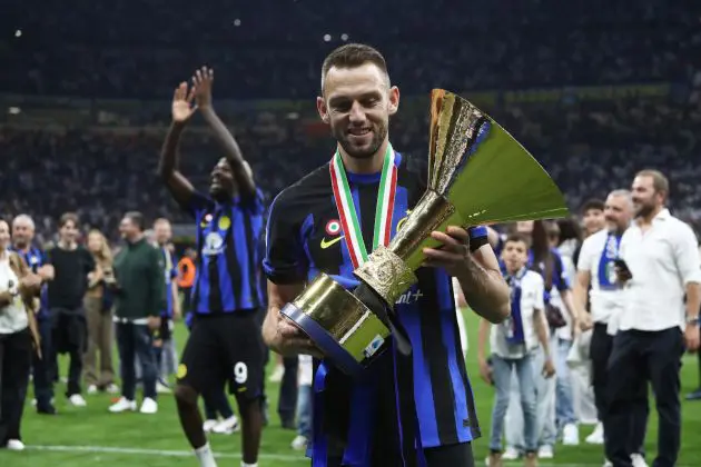 MILAN, ITALY - MAY 19: Stefan de Vrij of FC Internazionale poses for a photo with the Serie A TIM Scudetto title trophy at full-time following the team's draw in the Serie A TIM match between FC Internazionale and SS Lazio at Stadio Giuseppe Meazza on May 19, 2024 in Milan, Italy. (Photo by Marco Luzzani/Getty Images) agent Federico Pastorello