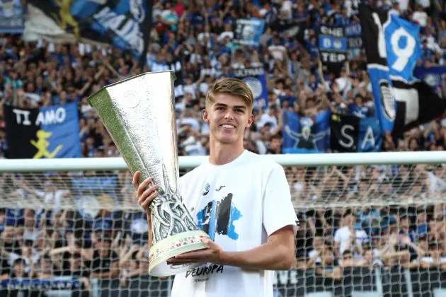 BERGAMO, ITALY - MAY 26: Charles De Ketelaere of Atalanta BC poses for a photograph with the UEFA Europa League trophy after the Serie A TIM match between Atalanta BC and Torino FC at Gewiss Stadium on May 26, 2024 in Bergamo, Italy. (Photo by Marco Luzzani/Getty Images)