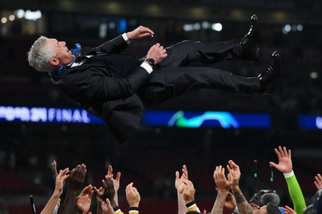 LONDON, ENGLAND - JUNE 01: Carlo Ancelotti, Head Coach of Real Madrid, is thrown into the air by players of Real Madrid as they celebrate after defeating Borussia Dortmund during the UEFA Champions League 2023/24 Final match between Borussia Dortmund and Real Madrid CF at Wembley Stadium on June 01, 2024 in London, England. (Photo by David Ramos/Getty Images)