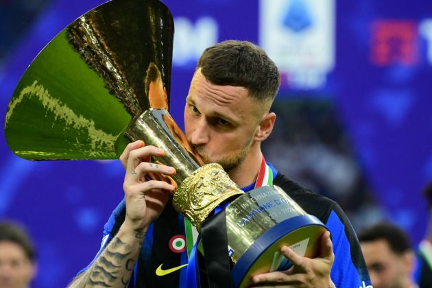 Inter Milan forward Marko Arnautovic (R) kisses the trophy during the ceremony for the Italian Champions following the Italian Serie A football match between Inter Milan and Lazio in Milan, on May 19, 2024. Inter celebrates his 20th Scudetto. (Photo by Marco BERTORELLO / AFP) (Photo by MARCO BERTORELLO/AFP via Getty Images)