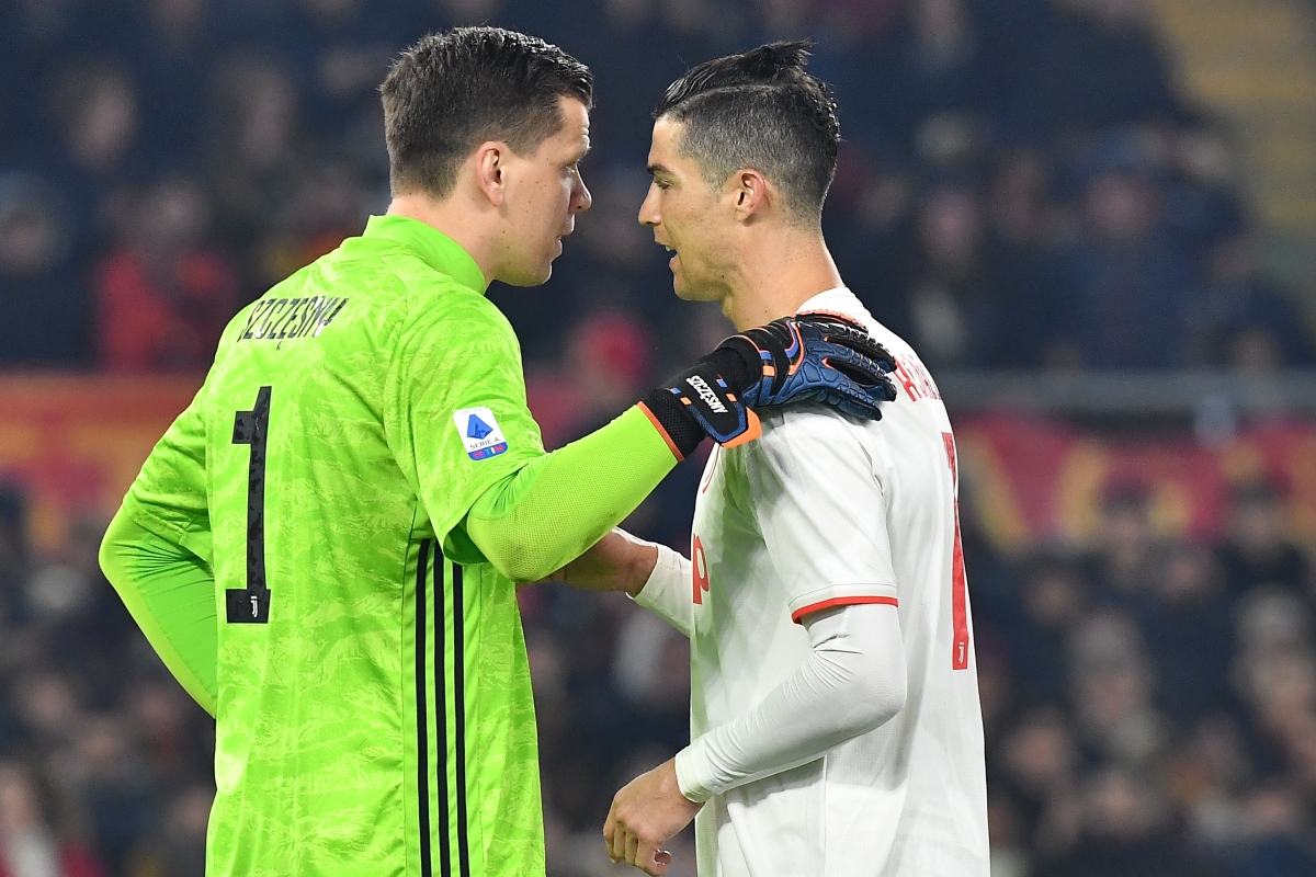 O atacante da Juventus, Cristiano Ronaldo (R), conversa com o goleiro da Juventus, Wojciech Szczesny, antes de cobrar um pênalti da Roma durante a partida de futebol da Série A italiana AS Roma x Juventus no Stadio Olimpico, em Roma, em 12 de janeiro de 2020. (Foto de TIZIANA FABI / AFP) (Foto de TIZIANA FABI / AFP via Getty Images)