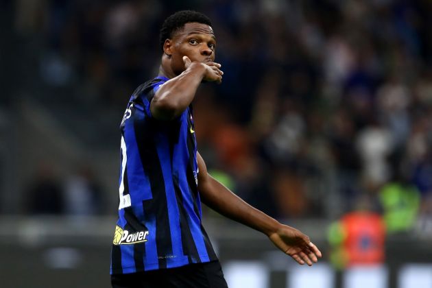 MILAN, ITALY - SEPTEMBER 27: Denzel Dumfries of Inter Milan celebrates after scoring their sides first goal during the Serie A TIM match between FC Internazionale and US Sassuolo at Stadio Giuseppe Meazza on September 27, 2023 in Milan, Italy. (Photo by Marco Luzzani/Getty Images)