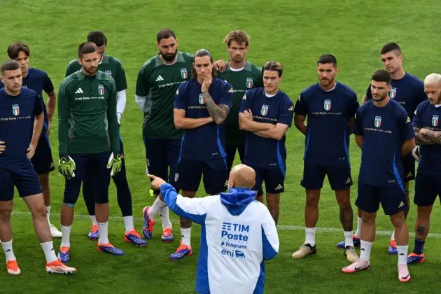 FLORENCE, ITALY - JUNE 02: Head coach Italy Luciano Spalletti talks to the players before training at Centro Tecnico Federale di Coverciano on June 02, 2024 in Florence, Italy. (Photo by Claudio Villa/Getty Images)