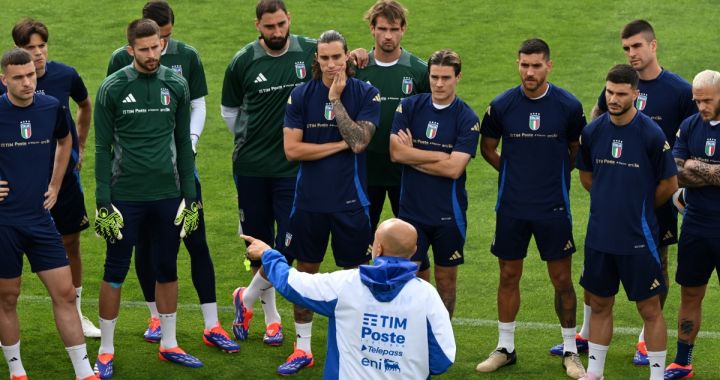 FLORENCE, ITALY - JUNE 02: Head coach Italy Luciano Spalletti talks to the players before training at Centro Tecnico Federale di Coverciano on June 02, 2024 in Florence, Italy. (Photo by Claudio Villa/Getty Images)