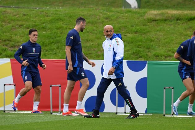 ISERLOHN, GERMANY - JUNE 21: Head coach Italy Luciano Spalletti looks on during a Italy training session at Hemberg-Stadion on June 21, 2024 in Iserlohn, Germany. (Photo by Claudio Villa/Getty Images for FIGC)