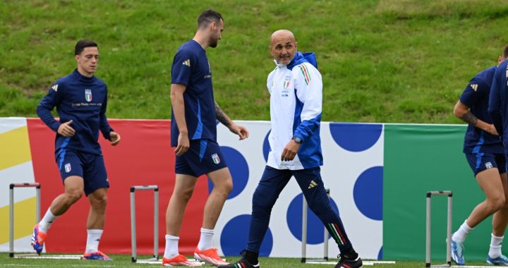 ISERLOHN, GERMANY - JUNE 21: Head coach Italy Luciano Spalletti looks on during a Italy training session at Hemberg-Stadion on June 21, 2024 in Iserlohn, Germany. (Photo by Claudio Villa/Getty Images for FIGC)