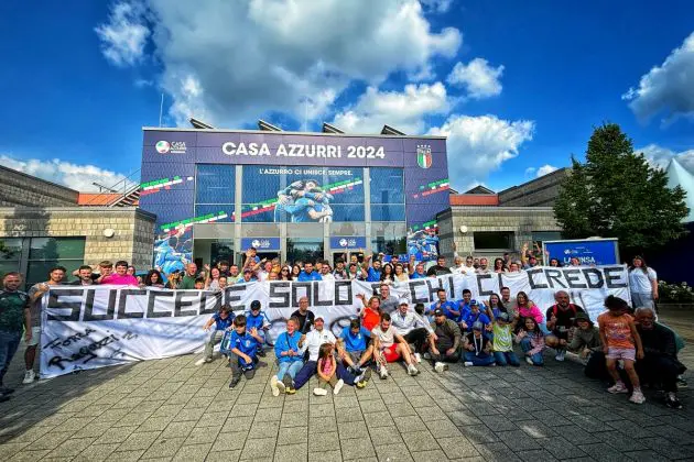 ISERLOHN, GERMANY - JUNE 22: Italy fans at Casa Azzurri cheer on the team at Casa Azzurri on June 22, 2024 in Iserlohn, Germany. (Photo by Claudio Villa/Getty Images for FIGC)