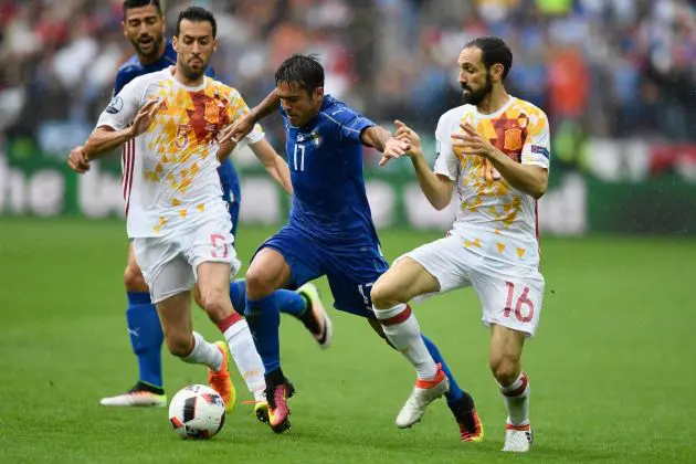 PARIS, FRANCE - JUNE 27: Eder of Italy is challenged by Sergio Busquets and Juanfran of Spain during the UEFA Euro 2016 Round of 16 match between Italy and Spain at Stade de France on June 27, 2016 in Paris, France. (Photo by Mike Hewitt/Getty Images)