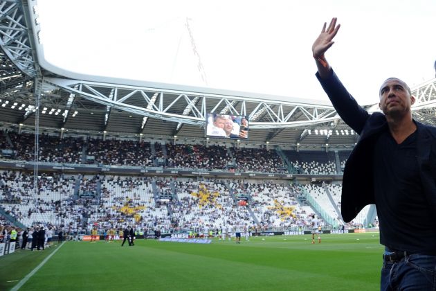 TURIN, ITALY - AUGUST 19: David Trezeguet greets the fans during the Serie A match between Juventus and Cagliari Calcio at Allianz Stadium on August 19, 2017 in Turin, Italy. (Photo by Pier Marco Tacca/Getty Images)