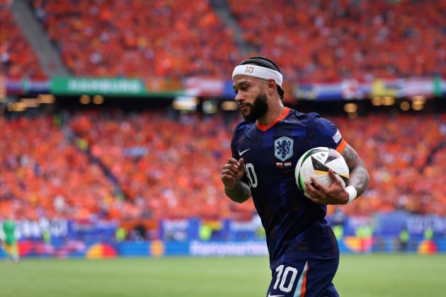 HAMBURG, GERMANY - JUNE 16: Memphis Depay of Netherlands carries the ball to take a corner kick during the UEFA EURO 2024 group stage match between Poland and Netherlands at Volksparkstadion on June 16, 2024 in Hamburg, Germany. (Photo by Alex Livesey/Getty Images)