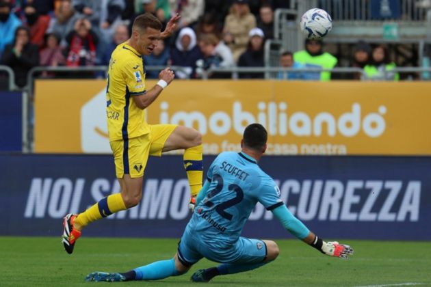 Cagliari's Simone Scuffet (R) and Hellas Verona's Darko Lazovic (L) in action during the Italian Serie A soccer match Cagliari calcio vs Hellas Verona at the Unipol domus in Cagliari, Italy, 01 April 2024. EPA-EFE/FABIO MURRU (Milan links)