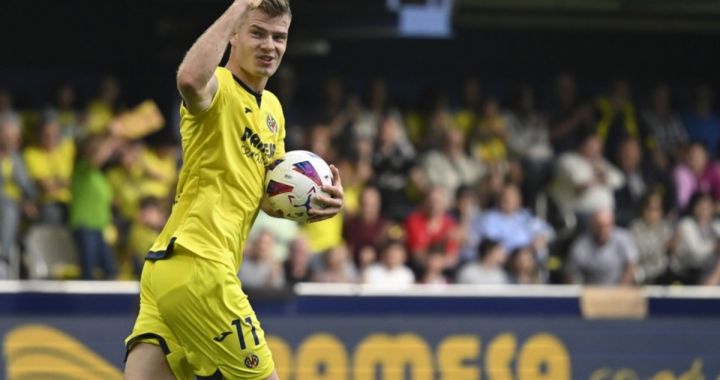 illarreal's Norwegian striker Alexander Sorloth (L) celebrates after scoring during the LaLiga EA Sports match between Villarreal CF and Real Madrid, at the Estadi de la Ceramica in Villarreal, Spain, 19 May 2024. EPA-EFE/ANDREU ESTEBAN