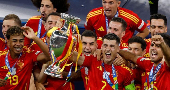 Spain's forward #07 Alvaro Morata raises the trophy as Spain's players celebrate after winning the UEFA Euro 2024 final football match between Spain and England at the Olympiastadion in Berlin on July 14, 2024. (Photo by Odd ANDERSEN / AFP) (Photo by ODD ANDERSEN/AFP via Getty Images)