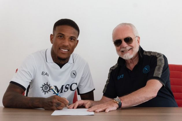 Italy international Michael Folorunsho poses for photo alongside Partenopei President Aurelio De Laurentiis after signing new Napoli contract until 2029.