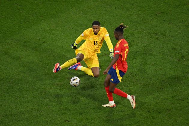 MUNICH, GERMANY - JULY 09: Nico Williams of Spain is challenged by Mike Maignan of France during the UEFA EURO 2024 Semi-Final match between Spain and France at Munich Football Arena on July 09, 2024 in Munich, Germany. (Photo by Matthias Hangst/Getty Images)