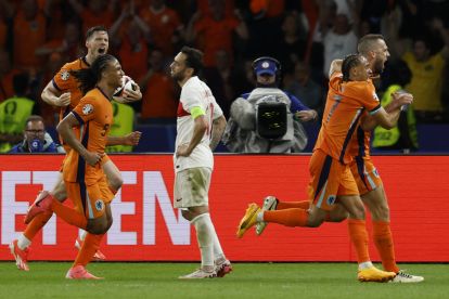 Netherlands' defender #06 Stefan de Vrij (R) celebrates scoring his team's first goal with his teammates during the UEFA Euro 2024 quarter-final football match between the Netherlands and Turkey at the Olympiastadion in Berlin on July 6, 2024. (Photo by Odd ANDERSEN / AFP) (Photo by ODD ANDERSEN/AFP via Getty Images)