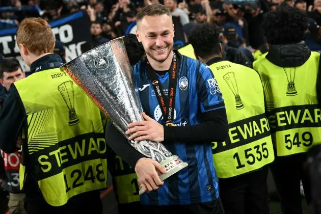 Atalanta's Dutch midfielder #07 Teun Koopmeiners poses with the trophy after the UEFA Europa League final football match between Atalanta and Bayer Leverkusen at the Dublin Arena stadium, in Dublin, on May 22, 2024. Atalanta won the game 3-0. (Photo by Paul ELLIS / AFP) (Photo by PAUL ELLIS/AFP via Getty Images)