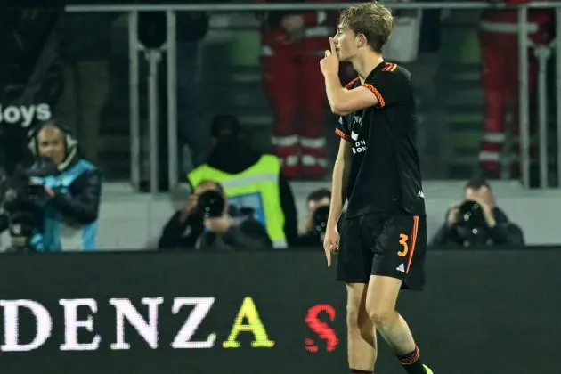 FROSINONE, ITALY - FEBRUARY 18: Dean Huijsen of AS Roma celebrates after scoring opening goal during the Serie A TIM match between Frosinone Calcio and AS Roma - Serie A TIM at Stadio Benito Stirpe on February 18, 2024 in Frosinone, Italy. (Photo by Giuseppe Bellini/Getty Images)