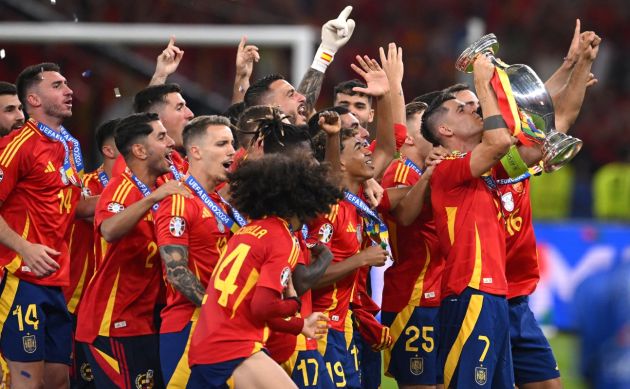 BERLIN, GERMANY - JULY 14: Serie A inspiration Spain captain Alvaro Morata lifts the trophy as his team mates celebrateafter Spain had beaten England 2-1 to win the UEFA EURO 2024 final match between Spain and England at Olympiastadion on July 14, 2024 in Berlin, Germany. (Photo by Stu Forster/Getty Images)