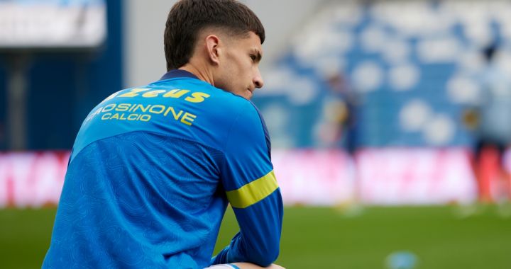 REGGIO NELL'EMILIA, ITALY - MARCH 09: Matias Soulé of Frosinone Calcio warms up prior to the Serie A TIM match between US Sassuolo and Frosinone Calcio - Serie A TIM at Mapei Stadium - Citta' del Tricolore on March 09, 2024 in Reggio nell'Emilia, Italy. (Photo by Francesco Scaccianoce/Getty Images)