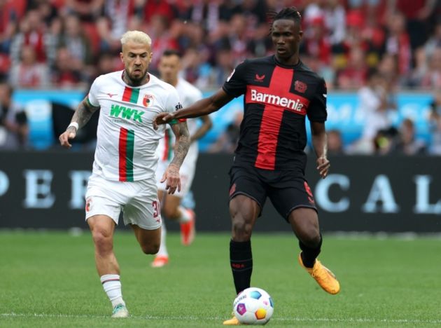 Leverkusen's Odilon Kossounou (R) in action against Augsburg's Niklas Dorsch (L) during the German Bundesliga soccer match of Bayer 04 Leverkusen against FC Augsburg, in Leverkusen, Germany, 18 May 2024. EPA-EFE/CHRISTOPHER NEUNDORF CONDITIONS - ATTENTION: The DFL regulations prohibit any use of photographs as image sequences and/or quasi-video. (Atalanta target)