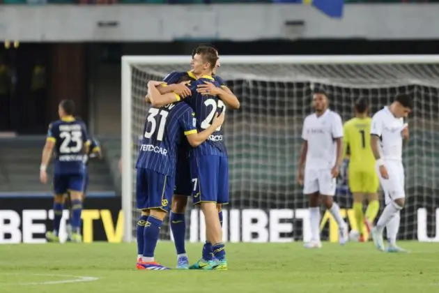 epa11554513 Hellas Verona players celebrate after scoring a goal during the Italian Serie A soccer match Hellas Verona vs Napoli at the Marcantonio Bentegodi stadium in Verona, Italy, 18 August 2024. EPA-EFE/FILIPPO VENEZIA