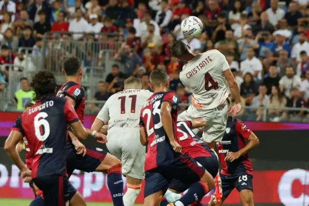 Roma's Bryan Cristante (C) in action during the Italian Serie A soccer match Cagliari Calcio vs AS Roma at the Unipol domus in Cagliari, Italy, 18 August 2024. EPA-EFE/FABIO MURRU