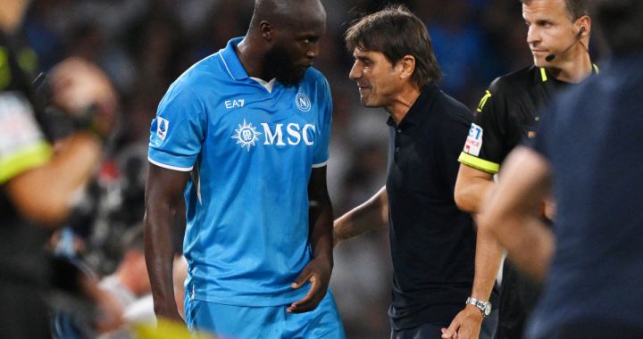 NAPOLI, ITALY - AUGUST 31: Romelu Lukaku of SSC Napoli talks with his coach Antonio Conte during the Serie A match between Napoli and Parma at Stadio Diego Armando Maradona on August 31, 2024 in Napoli, Italy. (Photo by Francesco Pecoraro/Getty Images)