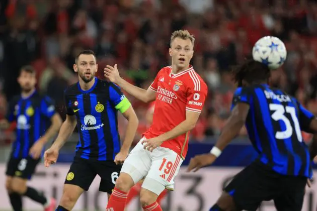 Benfica's Danish forward #19 Casper Tengstedt (C) eyes the ball during the UEFA Champions League first round group D football match between SL Benfica and FC Inter Milan at the Luz stadium in Lisbon on November 29, 2023. (Photo by PATRICIA DE MELO MOREIRA / AFP) (Photo by PATRICIA DE MELO MOREIRA/AFP via Getty Images)