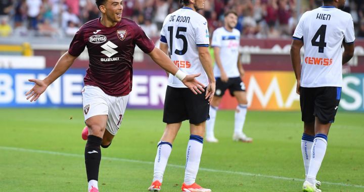 epa11564712 Torino's Che Adams jubilates after scoring the 2-1 lead during the Italian Serie A soccer match Torino FC vs Atalanta Bergamasca Calcio at the Olimpico Grande Torino Stadium in Turin, Italy, 25 August 2024. EPA-EFE/ALESSANDRO DI MARCO