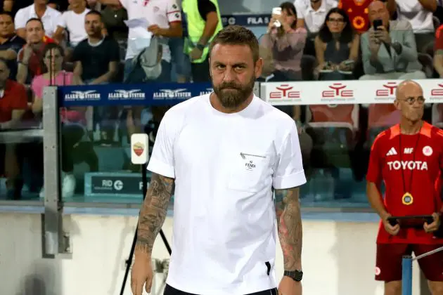 CAGLIARI, ITALY - AUGUST 18: Daniele De Rossi coach of Roma looks on during the Serie A match between Cagliari and AS Roma at Sardegna Arena on August 18, 2024 in Cagliari, Italy. (Photo by Enrico Locci/Getty Images)