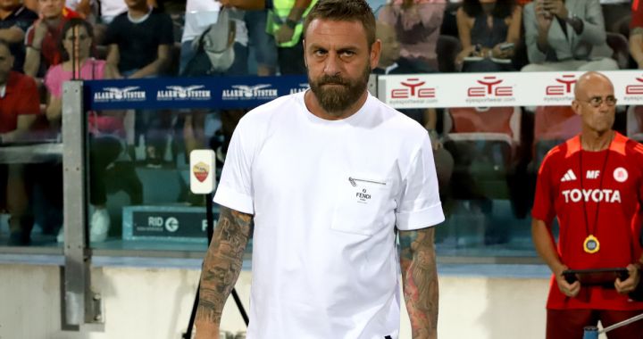 CAGLIARI, ITALY - AUGUST 18: Daniele De Rossi coach of Roma looks on during the Serie A match between Cagliari and AS Roma at Sardegna Arena on August 18, 2024 in Cagliari, Italy. (Photo by Enrico Locci/Getty Images)