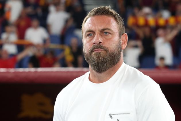 ROME, ITALY - AUGUST 25: Daniele De Rossi, Head Coach of AS Roma, looks on prior to the Serie A match between AS Roma and Empoli at Stadio Olimpico on August 25, 2024 in Rome, Italy. (Photo by Paolo Bruno/Getty Images)