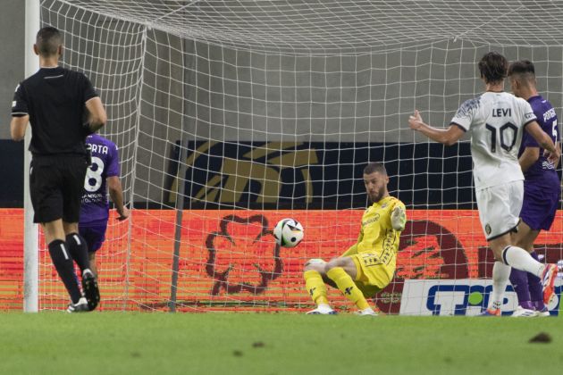 epa11572259 Goalkeeper David de Gea of Fiorentina in action during the UEFA Conference League fouth qualifying round second leg match between Puskas Akademia FC and Fiorentina in Pancho Arena in Felcsut, Hungary, 29 August 2024. EPA-EFE/Zsolt Szigetvary HUNGARY OUT