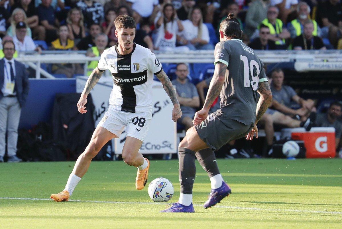 Dennis Man (Parma) e Theo Hernandez (Milan) em ação durante partida da Serie A.